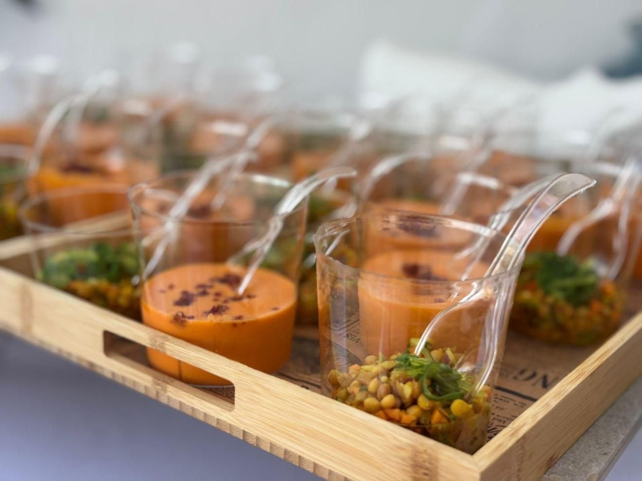 Mesa de evento montada por el catering