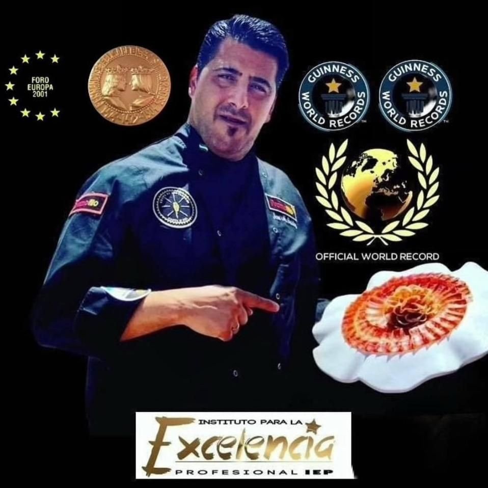 José María Sánchez con los distintivos de sus Récords Mundiales